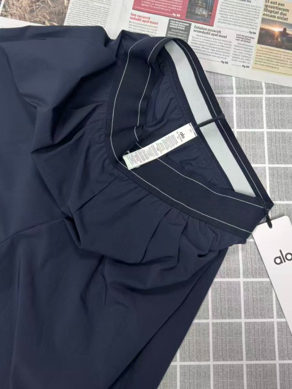 Never Worn Navy ALO Yoga Suit Up Trouser (Regular 30" Inseam)🎉 - Picture 4 of 9
